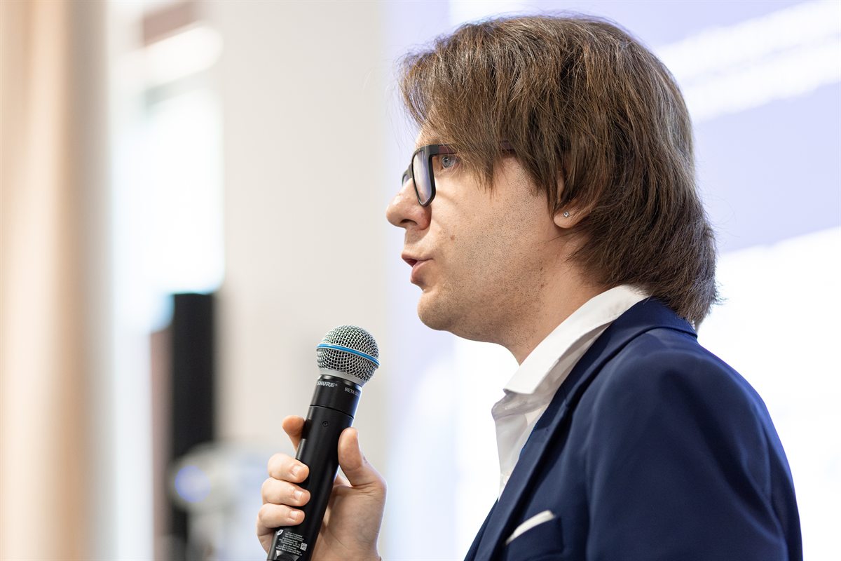 Tommaso Sacco speaking at a Microsoft event
