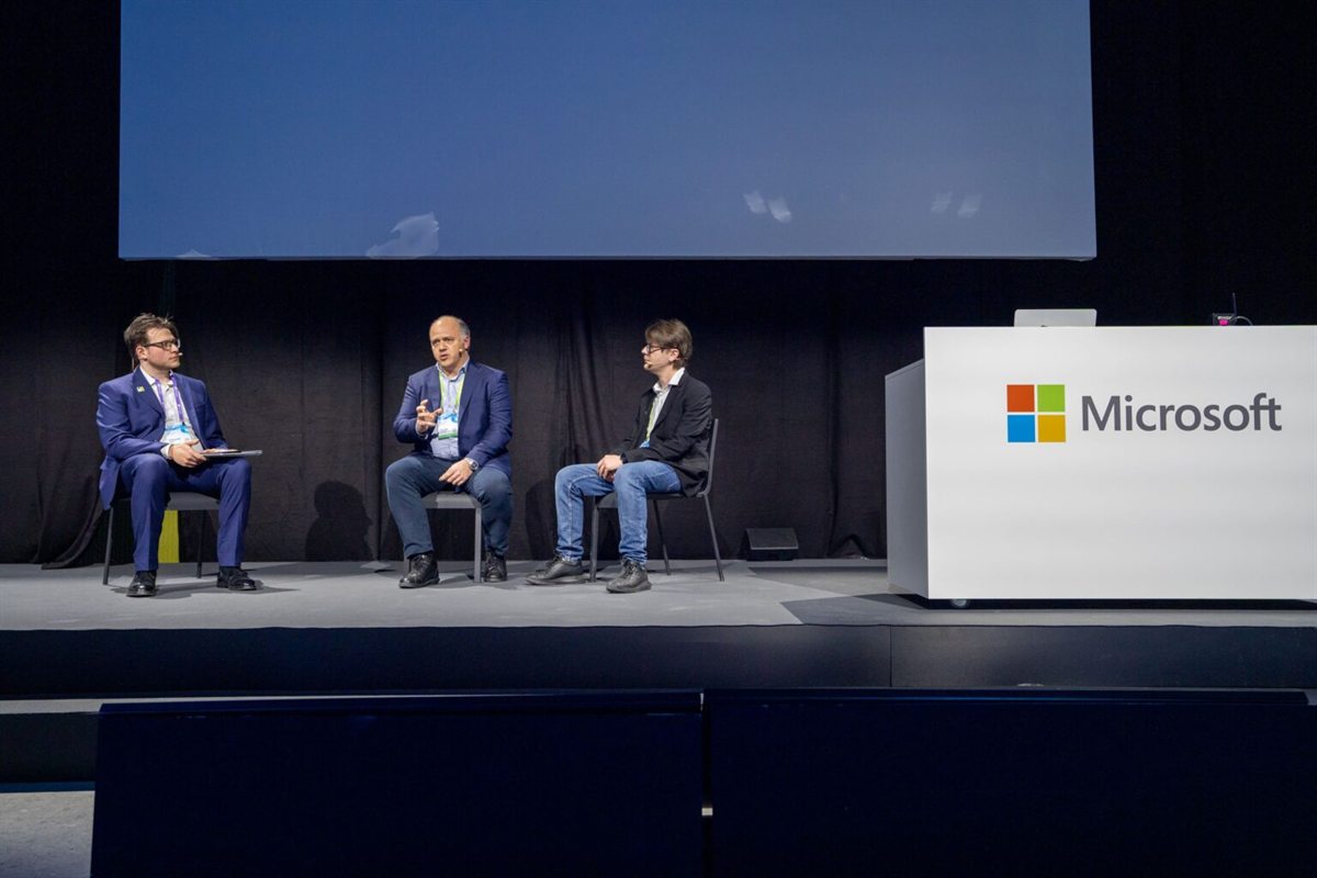Tommaso Sacco speaking at a Microsoft event
