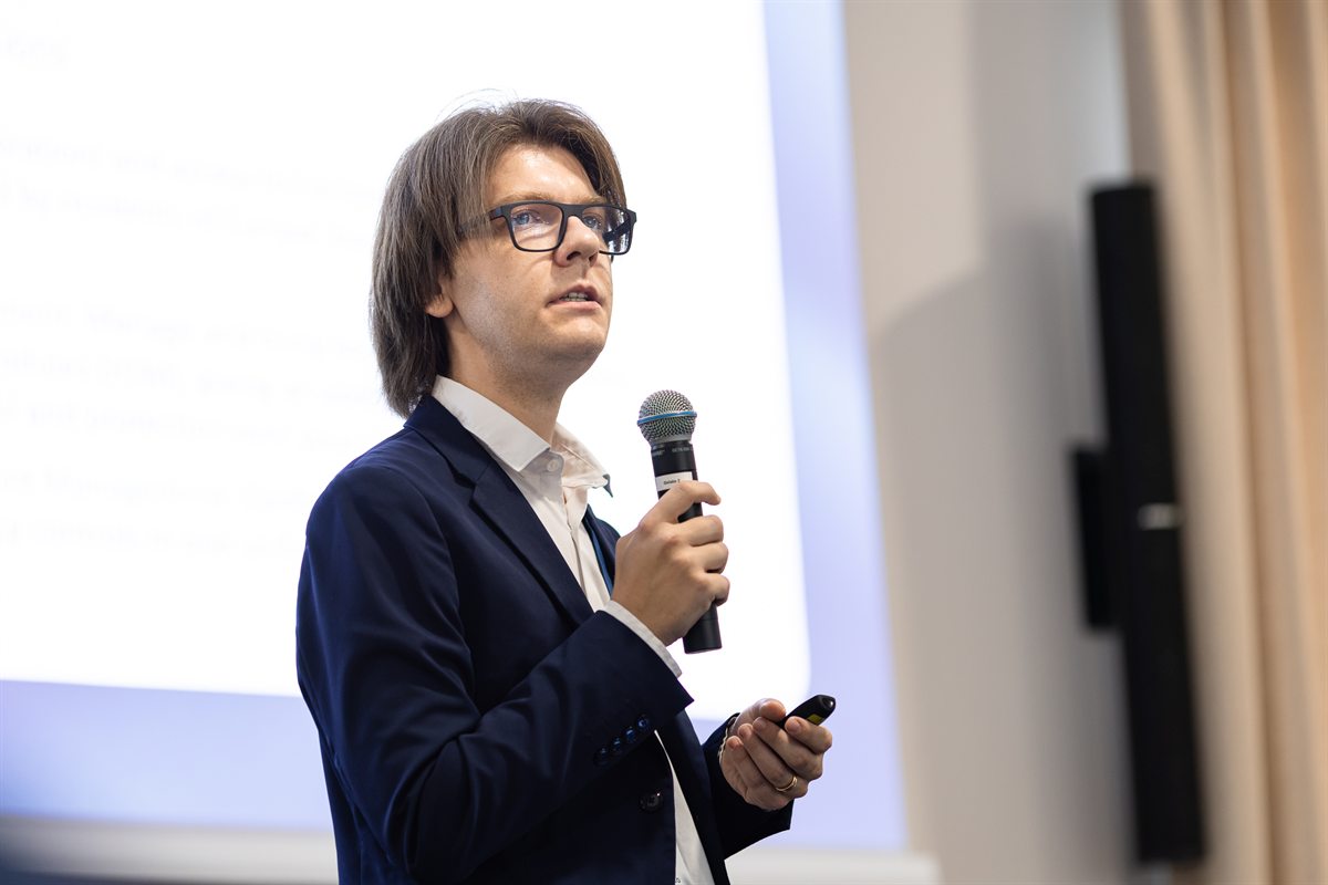 Tommaso Sacco speaking at a Microsoft event